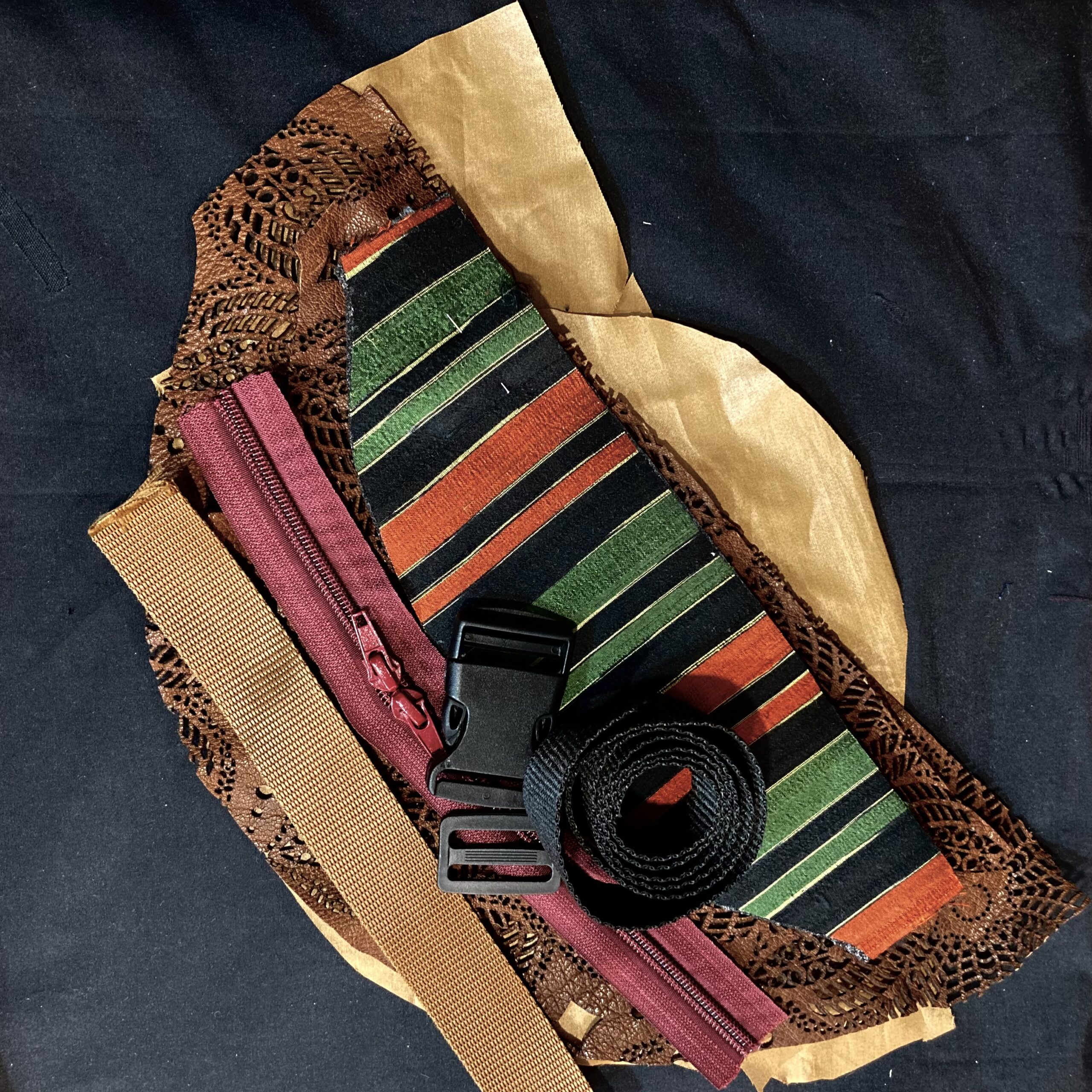 Yodi Body - Banane cuir dentelle